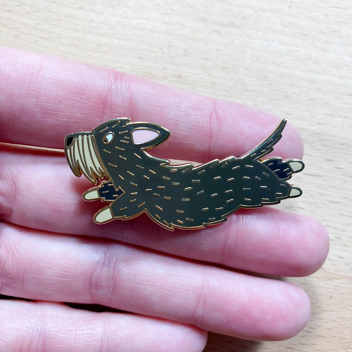 Enamel Pin "Wire Love"